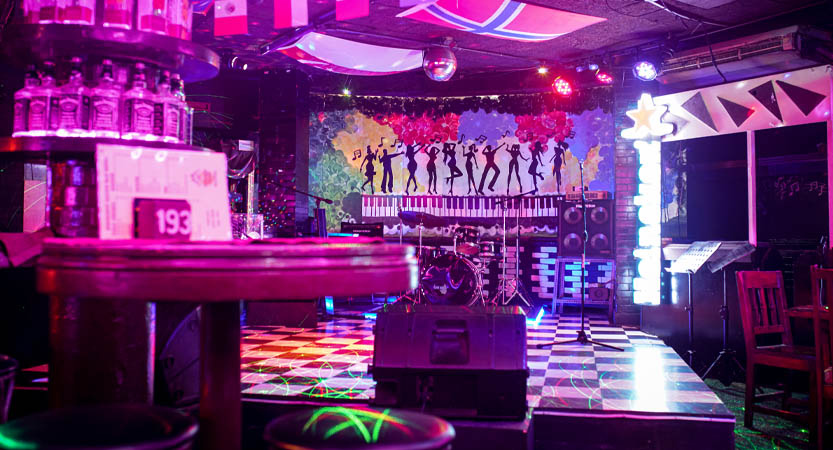 Ready Steady Travel - Adventures in The Philippines, Manila: Bar / Restaurant Review LA Cafe